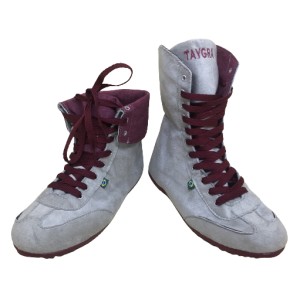 Bi-Bota, a botinha convers&iacute;vel, moletom cinza e xadrez