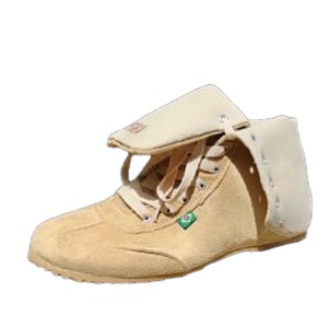 Bi-Bota, a botinha convers&iacute;vel de camur&ccedil;a bege