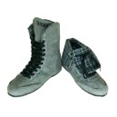 Bi-Bota, a botinha convers&iacute;vel, de camur&ccedil;a Grafite